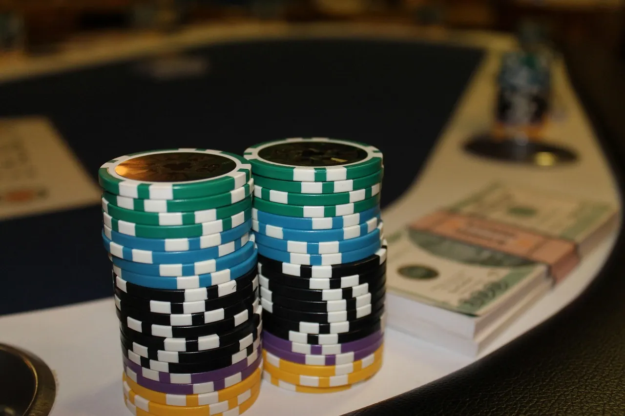 Juego de baccarat en mesa elegante