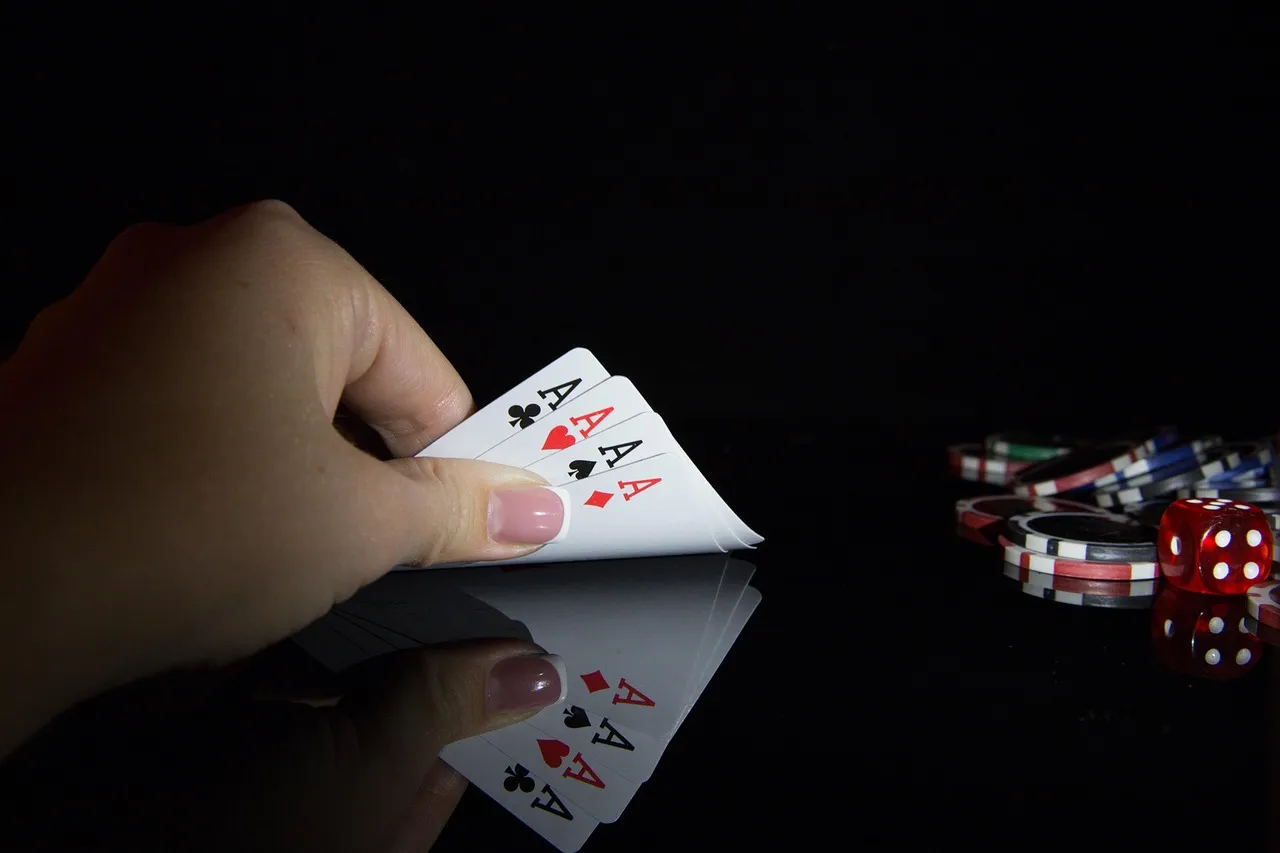 Mano de póker escalera real sobre fondo verde