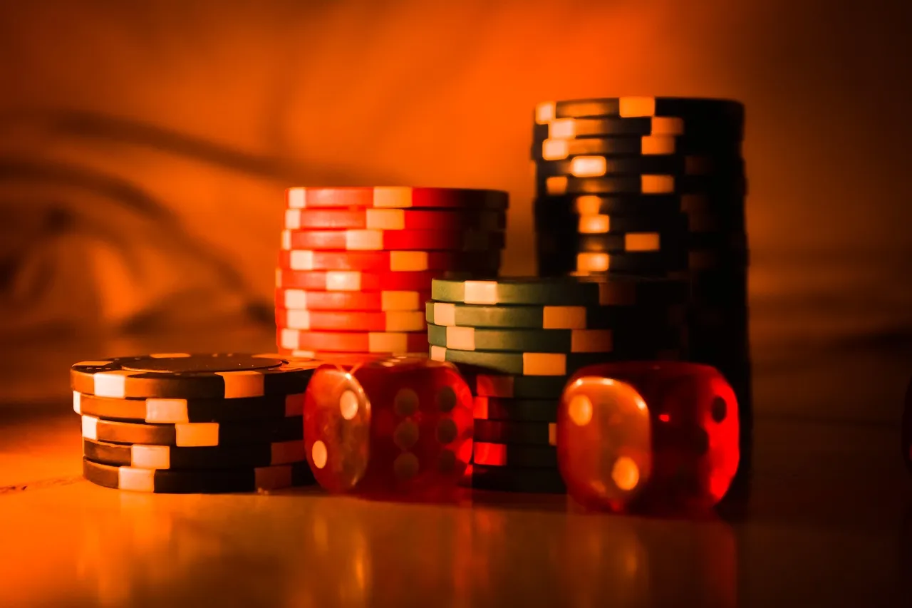 Jugador de póker pensando su apuesta